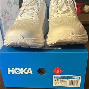 Hoka White Running Shoes Clifton 9 size 9 WIDE Hoka Running New